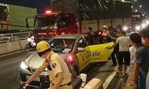 Tai nạn liên hoàn 8 ô tô trên cầu vượt An Sương, 2 tài xế mắc kẹt kêu cứu